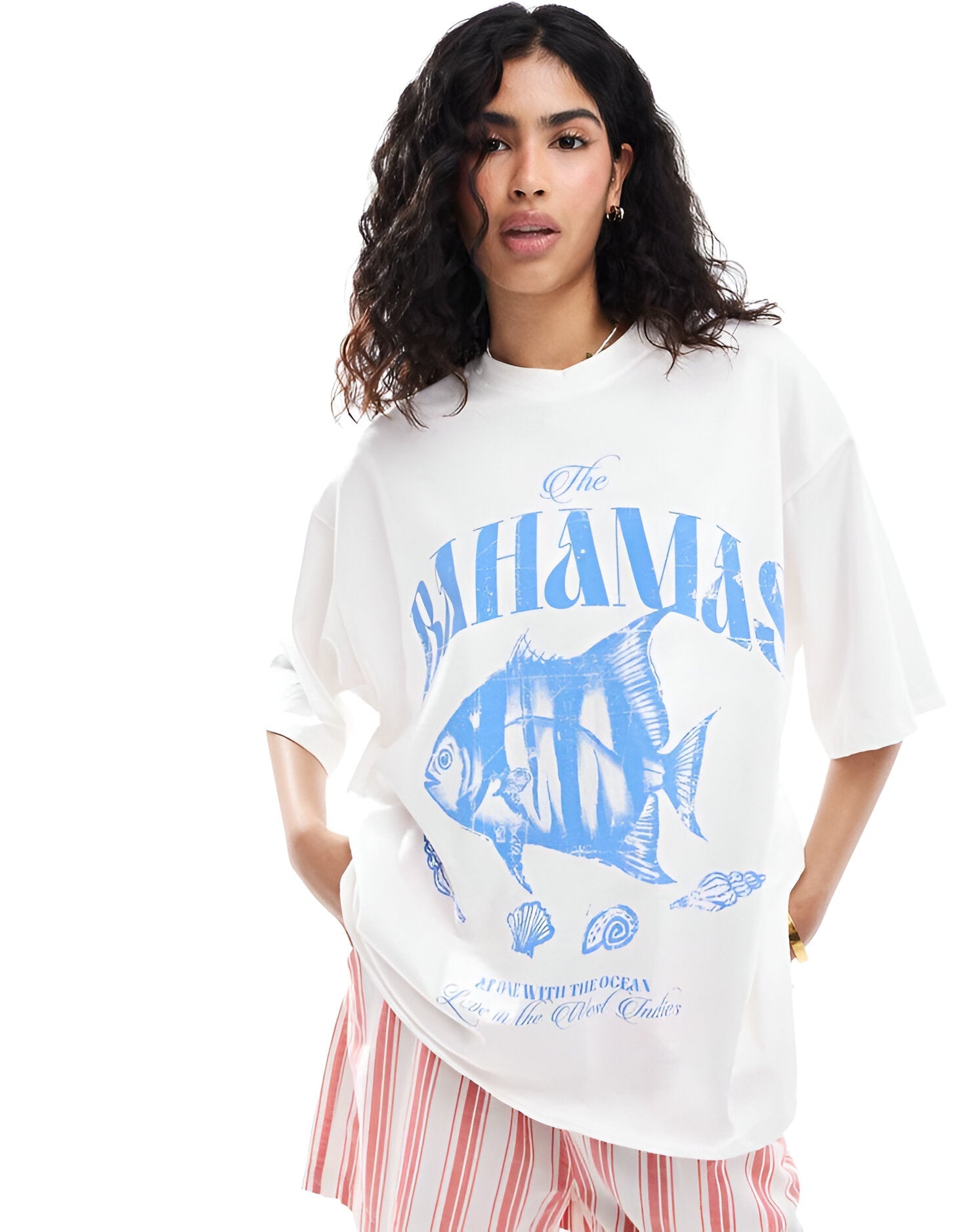 Trendy women's t-shirts collection featuring oversized styles and graphic designs for casual fashion
