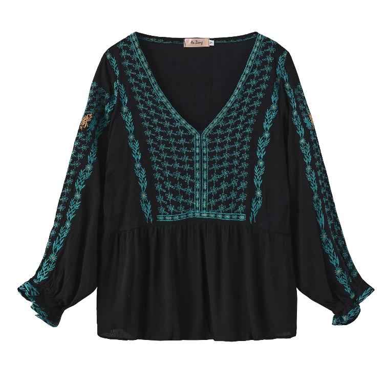 Lady Elegant And Refined Embroidered Flared Sleeve Top